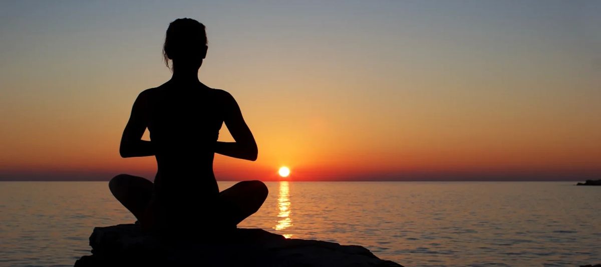 Mediterende person omgitt av energi i kvantefeltet – quantum physics and the law of attraction