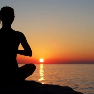 Mediterende person omgitt av energi i kvantefeltet – quantum physics and the law of attraction